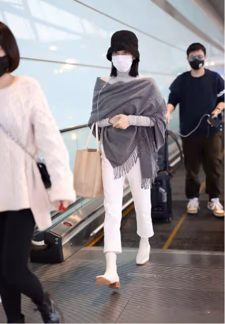 陳小紜的肩太直了,選的小衫又緊又薄,也能穿出高級感