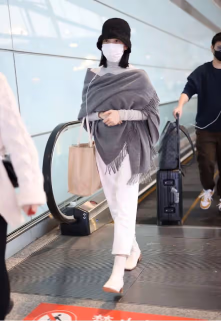 陳小紜的肩太直了,選的小衫又緊又薄,也能穿出高級感