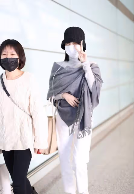 陳小紜的肩太直了,選的小衫又緊又薄,也能穿出高級感