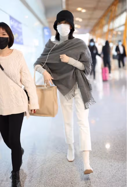 陳小紜的肩太直了,選的小衫又緊又薄,也能穿出高級感
