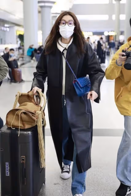 劉雯不愧是超模的身材,這麼長的皮大衣也能駕馭,高挑身材真惹眼