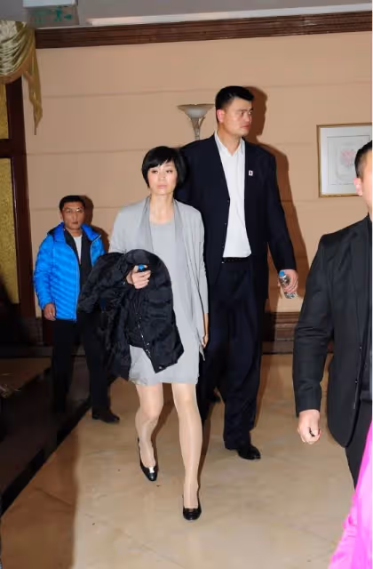 姚明妻子身材挺好，穿短裙秀出了長腿，190的身高站姚明身邊像160