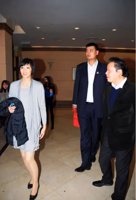 姚明妻子身材挺好，穿短裙秀出了長腿，190的身高站姚明身邊像160