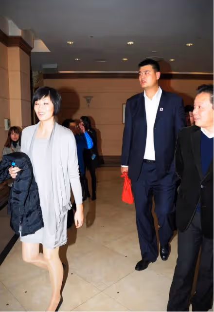 姚明妻子身材挺好，穿短裙秀出了長腿，190的身高站姚明身邊像160