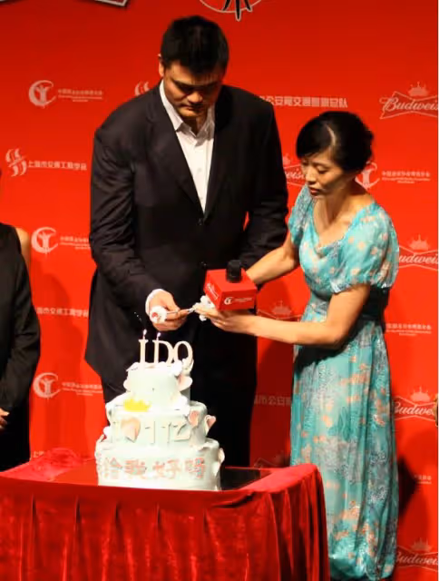 姚明妻子身材挺好，穿短裙秀出了長腿，190的身高站姚明身邊像160