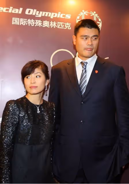 姚明妻子身材挺好，穿短裙秀出了長腿，190的身高站姚明身邊像160