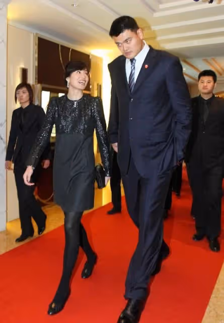 姚明妻子身材挺好，穿短裙秀出了長腿，190的身高站姚明身邊像160