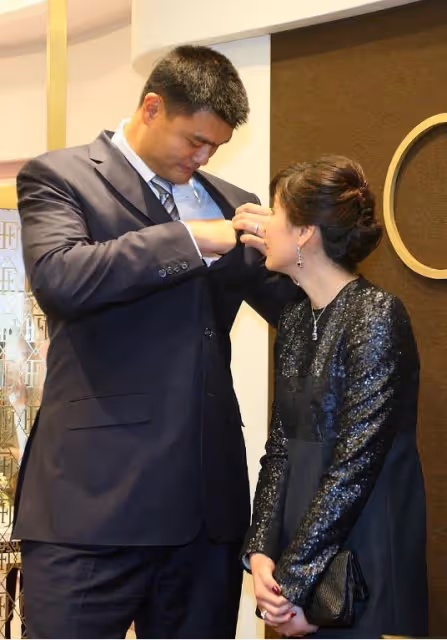 姚明妻子身材挺好，穿短裙秀出了長腿，190的身高站姚明身邊像160