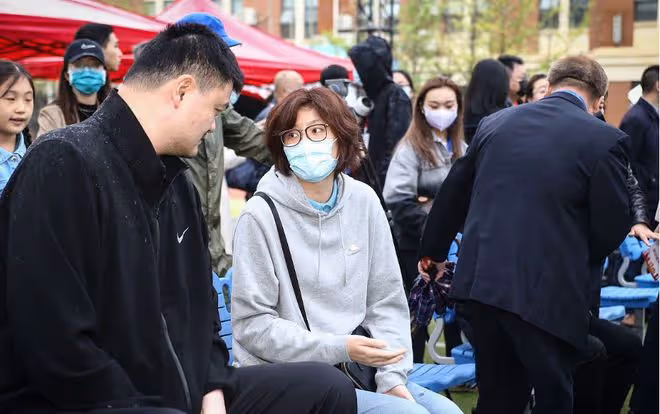 姚明妻子身材挺好，穿短裙秀出了長腿，190的身高站姚明身邊像160