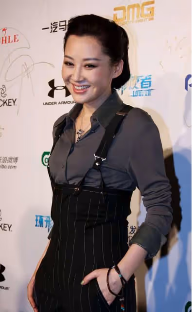 許晴真是挺會扮嫩的,就算剪了男孩的頭髮,仍然有一種氣場