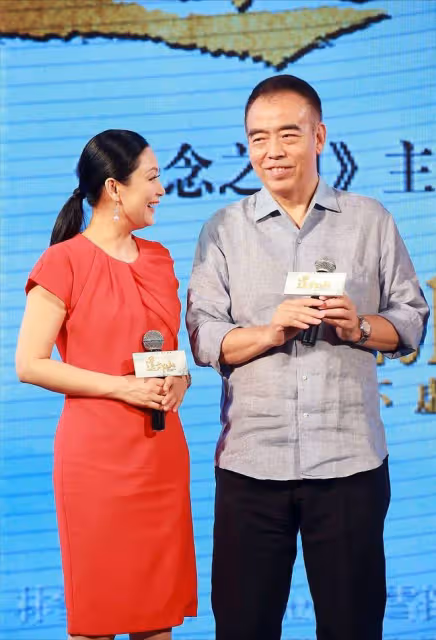 陳紅和陳凱歌越來越有夫妻相了,笑起來臉顯得肉肉的,還挺可愛