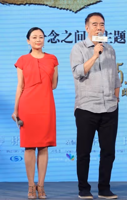 陳紅和陳凱歌越來越有夫妻相了,笑起來臉顯得肉肉的,還挺可愛