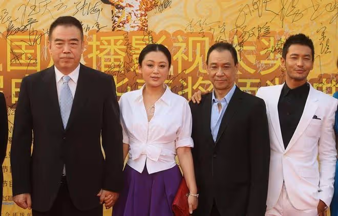 陳紅和陳凱歌越來越有夫妻相了,笑起來臉顯得肉肉的,還挺可愛