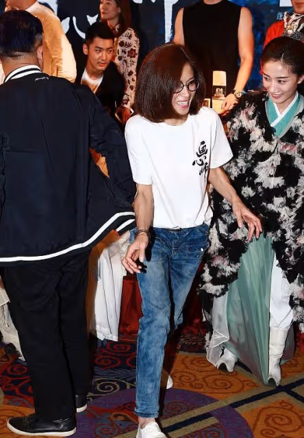 邵美琪越老越隨性，布料裹一裹就往身上套，造型「破爛」真街頭