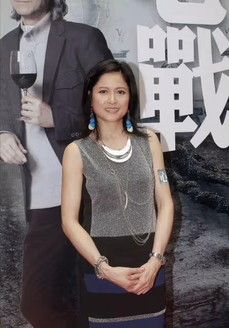 邵美琪越老越隨性，布料裹一裹就往身上套，造型「破爛」真街頭