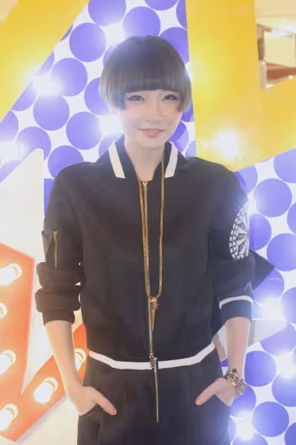 高曉松前妻身材纖細,氣質短髮配一身黑,和年輕女孩魅力沒差距