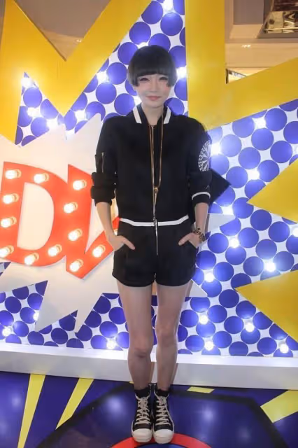 高曉松前妻身材纖細,氣質短髮配一身黑,和年輕女孩魅力沒差距