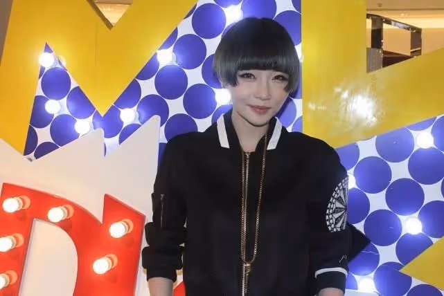 高曉松前妻身材纖細,氣質短髮配一身黑,和年輕女孩魅力沒差距