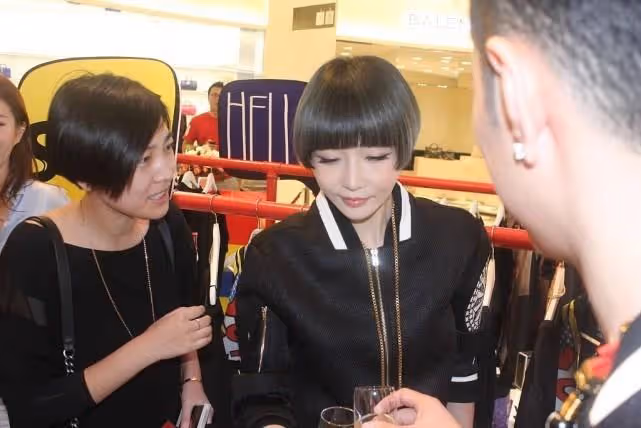 高曉松前妻身材纖細,氣質短髮配一身黑,和年輕女孩魅力沒差距