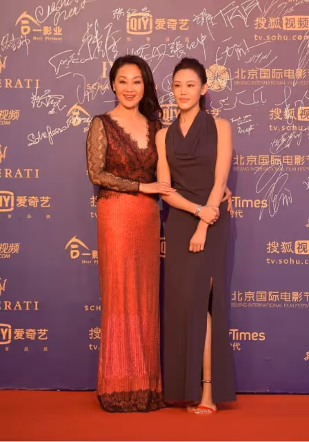 王姬真挺不拘小節的,亮片裙配蕾絲女人味十足,好氣質蓋過女兒