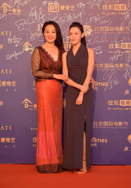 王姬真挺不拘小節的,亮片裙配蕾絲女人味十足,好氣質蓋過女兒