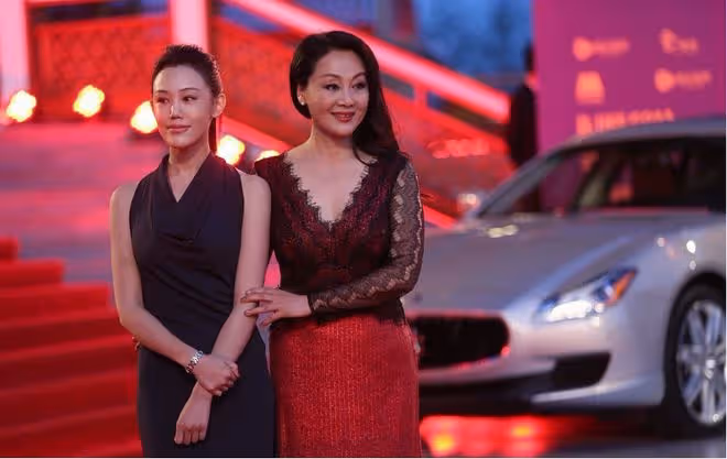 王姬真挺不拘小節的,亮片裙配蕾絲女人味十足,好氣質蓋過女兒