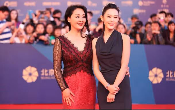 王姬真挺不拘小節的,亮片裙配蕾絲女人味十足,好氣質蓋過女兒