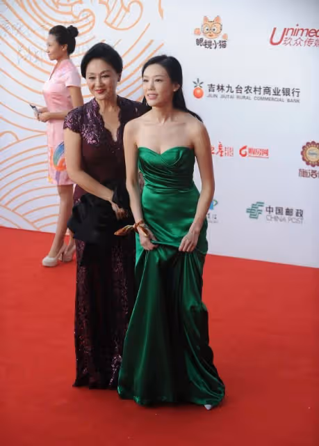 王姬真挺不拘小節的,亮片裙配蕾絲女人味十足,好氣質蓋過女兒