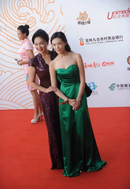 王姬真挺不拘小節的,亮片裙配蕾絲女人味十足,好氣質蓋過女兒