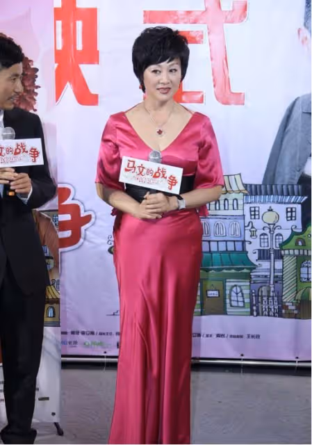 王姬真挺不拘小節的,亮片裙配蕾絲女人味十足,好氣質蓋過女兒