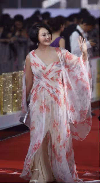 王姬真挺不拘小節的,亮片裙配蕾絲女人味十足,好氣質蓋過女兒