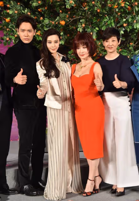 潘迎紫不懼歲月流逝,70+穿裙子秀S曲線,臉蛋嬌嫩一點都沒垮