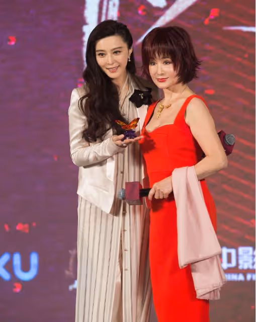 潘迎紫不懼歲月流逝,70+穿裙子秀S曲線,臉蛋嬌嫩一點都沒垮