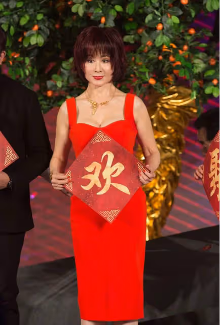 潘迎紫不懼歲月流逝,70+穿裙子秀S曲線,臉蛋嬌嫩一點都沒垮