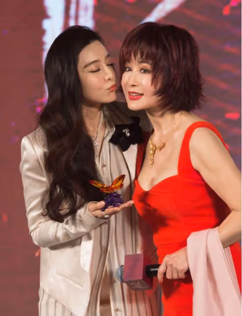 潘迎紫不懼歲月流逝,70+穿裙子秀S曲線,臉蛋嬌嫩一點都沒垮