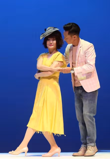 潘迎紫不懼歲月流逝,70+穿裙子秀S曲線,臉蛋嬌嫩一點都沒垮