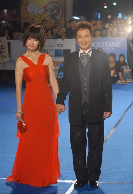 潘迎紫不懼歲月流逝,70+穿裙子秀S曲線,臉蛋嬌嫩一點都沒垮