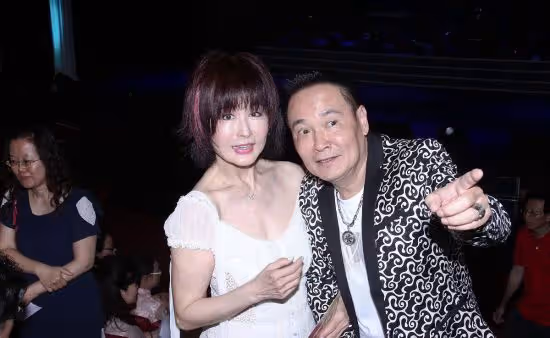 潘迎紫不懼歲月流逝,70+穿裙子秀S曲線,臉蛋嬌嫩一點都沒垮