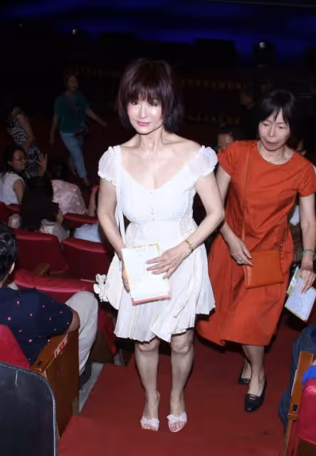 潘迎紫不懼歲月流逝,70+穿裙子秀S曲線,臉蛋嬌嫩一點都沒垮