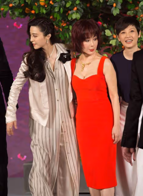 潘迎紫不懼歲月流逝,70+穿裙子秀S曲線,臉蛋嬌嫩一點都沒垮