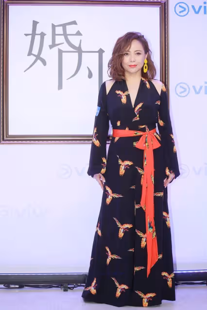 鄧萃雯越來越隨性，年紀大了放開膽，大V領造型身材豐滿穿得好看