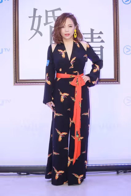 鄧萃雯越來越隨性，年紀大了放開膽，大V領造型身材豐滿穿得好看
