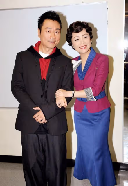鄧萃雯越來越隨性，年紀大了放開膽，大V領造型身材豐滿穿得好看