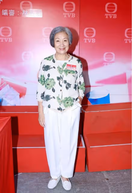 鮑起靜老了韻味不散，穿清淡裝秀優雅氣質，70+也沒駝背毛病