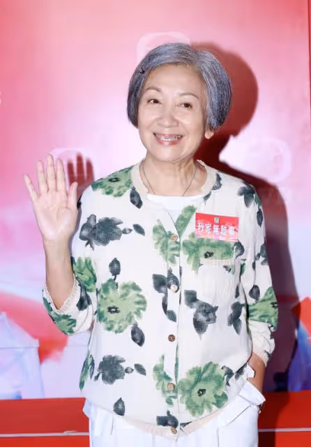 鮑起靜老了韻味不散，穿清淡裝秀優雅氣質，70+也沒駝背毛病