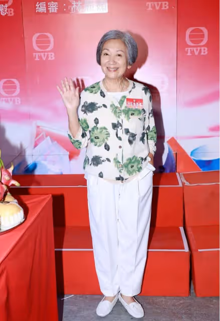鮑起靜老了韻味不散，穿清淡裝秀優雅氣質，70+也沒駝背毛病