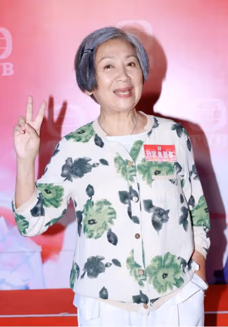 鮑起靜老了韻味不散，穿清淡裝秀優雅氣質，70+也沒駝背毛病