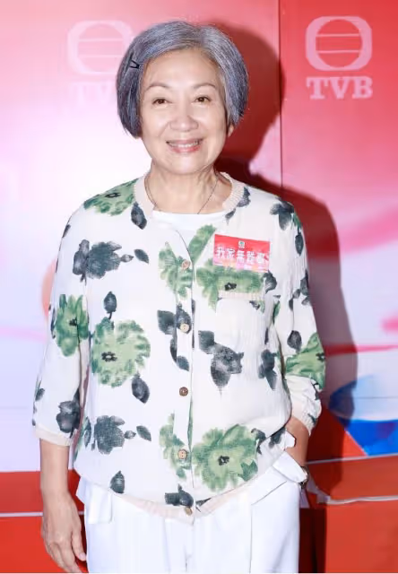 鮑起靜老了韻味不散，穿清淡裝秀優雅氣質，70+也沒駝背毛病