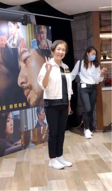 鮑起靜老了韻味不散，穿清淡裝秀優雅氣質，70+也沒駝背毛病
