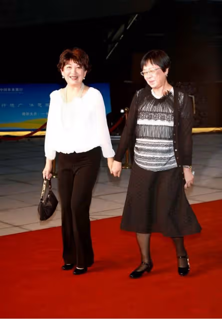 鮑起靜老了韻味不散，穿清淡裝秀優雅氣質，70+也沒駝背毛病